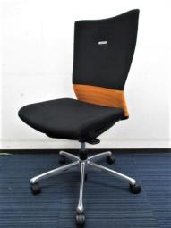 【人間工学に基づいた快適な座り心地！背あてのしなやかな曲線が背中にフィット！】■オカムラ製　フィーゴチェア （feego）　肘無ミドルバック　シームレスタイプ　■肘無　■ブラック×オレンジ ※　【2602】弊社使用欄【A01058015】