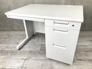 【博】【コンパクトな片袖机☆作業と整理も一台で完結!】プラス(PLUS)製 リード(LEED) 片袖机 ホワイト 配線ダクト付き 中古家具 九州最大級 《オフィスバスターズ福岡博多店は、福岡を拠点として、日本全国へ中古オフィス用品・オフィス家具を提供しております》