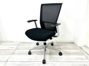 【定価約13万円】【シャープなデザインの機能的なチェア！】■コクヨ(KOKUYO)製　フォスターカリノ(CARINO)チェア　肘付ハイバック　背面メッシュ　■固定肘　■ブラック