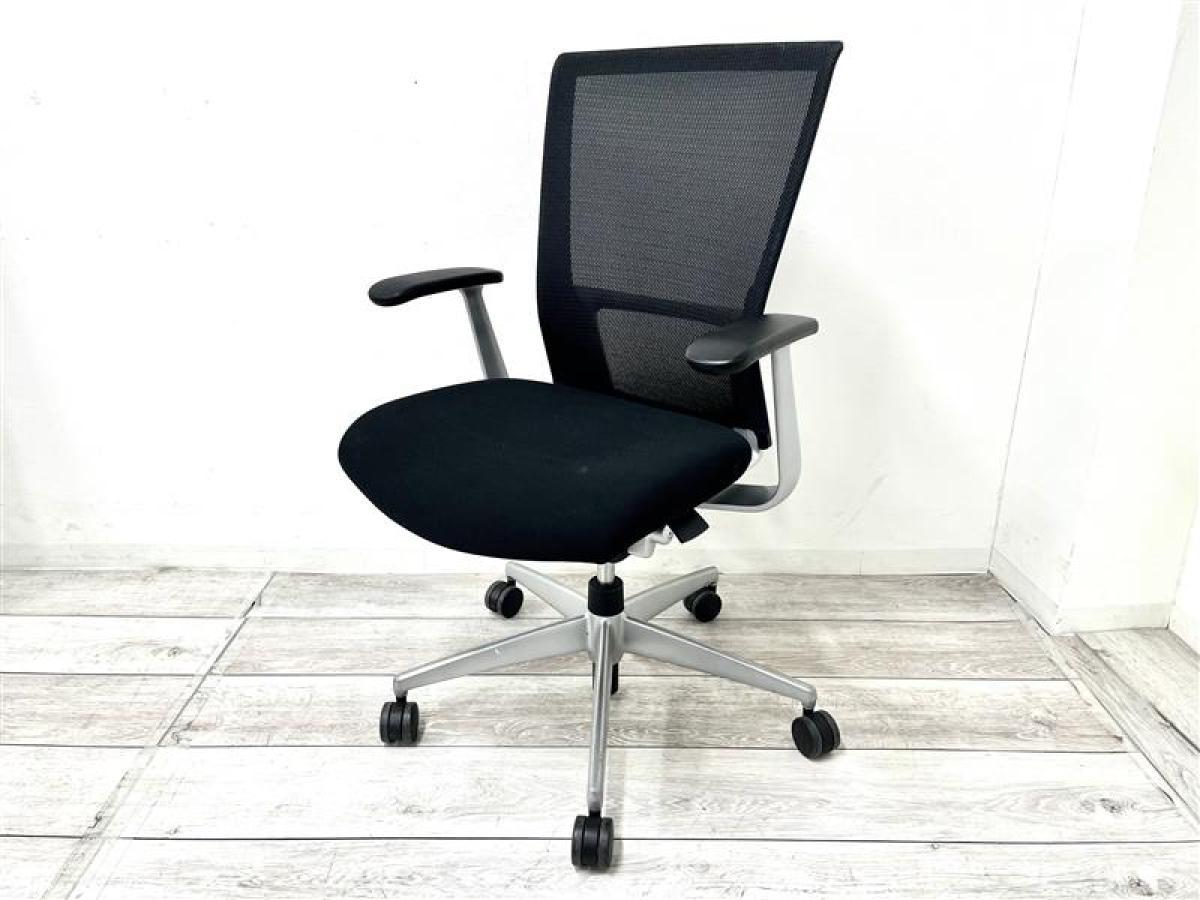 【定価約13万円】【シャープなデザインの機能的なチェア！】■コクヨ(KOKUYO)製　フォスターカリノ(CARINO)チェア　肘付ハイバック　背面メッシュ　■固定肘　■ブラック
                        フォスターカリノチェア
                                    中古
            