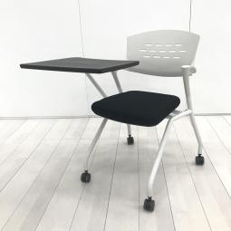 【ふっくらクッションで座りやすい！珍しいメモ台付き！】■イトーキ（ITOKI）製　カクタス　ミーティングチェア　■肘・テーブル付き　■背面ホワイト×座面ブラック