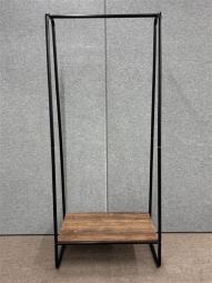 【③/26】【西】～衣類も小物もすっきり収納！～【コートハンガー】【フレームブラック】【木目棚】【熊本オフィス家具】【熊本中古家具】【中古事務什器】【中古チェア】【中古椅子】【半導体】　＊熊本市で、中古オフィス用品・オフィス家具をお探しなら「オフィスバスターズ熊本サテライト店」へ＊※サテライトは商談スペースのみの為、在庫は福岡の在庫を掲載しております。商品につきましてはお電話にてお問い合わせください。