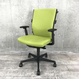 【長時間のデスクワークもランバーが快適にサポート！】■オカムラ（okamura）製　エスクードチェア　■ハイバック　■可動肘　■コートハンガー付き　■グリーン