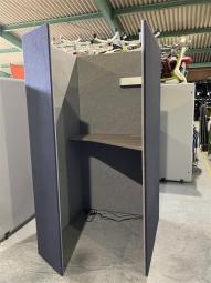 【関西倉庫在庫品】■オカムラ（okamura）製　ドレープシリーズ（drape） 　テトラタイプ　1人用ブース 　ソロワークブース（W1000/D1200/H1920）　■右開口　■ハイテーブル　H1000㎜　■色：ネイビー（内側ライトグレー）　■ライトつき【ワーカーの集中を高める省スペースなワークブース！ハイテーブルタイプ！】