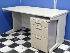 【お手頃価格のW1400平机！　スペースが広くて作業が捗ります！】■プラス（PLUS）製　LA Deskシリーズ　平机　W1400×D700㎜　　■エルグレー　【お誕生日席・上長席にもおススメです】※一部日焼けアリのためお安くご案内！　※ワゴンは在庫状況によってシリーズが変動致します