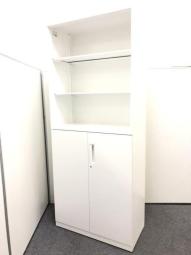【視認性に優れたオープンキャビネットと両開き書庫のセット！　大容量の収納をお探しならこれ！】■コクヨ（KOKUYO）製　■エディアシリーズ（EDIA）　■オープン書庫×両開き書庫　■W900×D450㎜　■ベース付き　■ホワイト ※扉外し商品のため外し跡がございます。