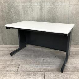 【ホワイト天板とブラック脚のコントラストがオシャレ！定番サイズの幅1200㎜！】■プラス （PLUS）製　フラットラインシリーズ　平机　引き出し付き　■天板ホワイト×本体ブラック【2602】弊社使用欄【A01059284】