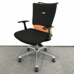 【背あてのしなやかな曲線が背中にフィット！快適な座り心地に高級感のあるデザインが人気！】■オカムラ（okamura）製　フィーゴ（feego）チェア　ミドルバック　■シームレスタイプ　背面クッション　■固定肘　ハンガー付き　■ブラック×オレンジ