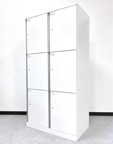 【定価約14万円】【シンプルなデザインにシルバーの取っ手がスタイリッシュな6人用ロッカー】■オカムラ/SWシリーズ　■ホワイト　6人用ロッカー　2列3段タイプ