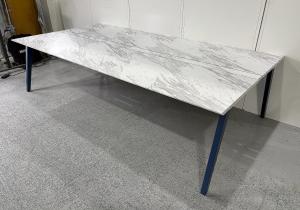 ★【レア：23年製】コクヨ製　センティア　天板：プラウドアジャックス　2枚天板　脚：エジプシャンブルー　令和トレンド家具！　モダンなデザインの大型テーブルが入荷！　ワークテーブル！！