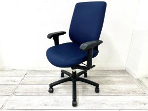 【定価約6万円】【全ての機能をコンパクトに！クッション性が高く座り心地が良いチェア！】■イトーキ(ITOKI)製　トルテRチェア(torte_R)　肘付　ハイバック　■可動肘　■ネイビーブルー×ブラックシェル