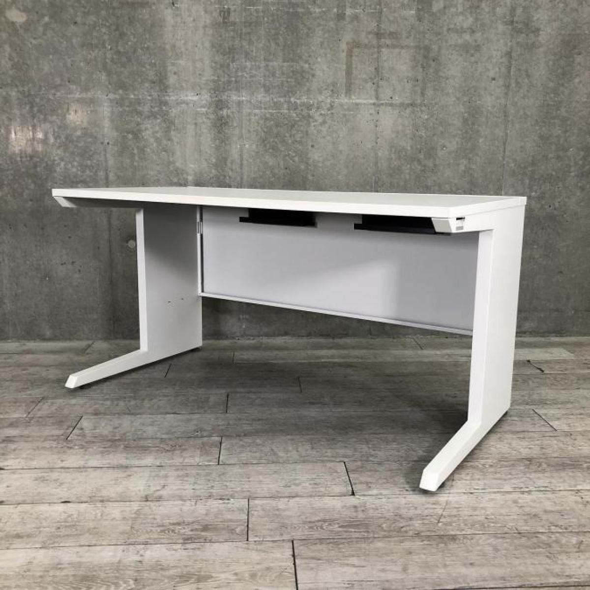 【ベーシックで使いやすい！スタンダードな幅1400㎜のオフィスデスク！】 ■ITOKI（イトーキ）製　CZRシリーズ　平机　W1400×D700㎜　引き出しなし　■ホワイト
                        CZRデスク
                                    中古
            