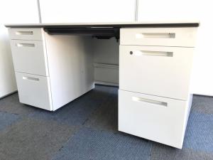 【幅広いワークスペースで上長席にもオススメ！収納スペース充実！】■コクヨ（KOKUYO）製　アイエス（iS）シリーズ　両袖机　W1400ｍｍ　■シリンダー錠　■ホワイト