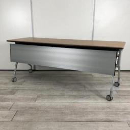 【折りたたみ収納が秀逸！スタイリッシュなデザインで高品質！】■オカムラ（okamura）製　インターアクトNTシリーズ（INTER ACTNT）　サイドスタックテーブル ■W1800×D600mm　■木目ナチュラル　オフィスバスターズ　水戸サテライト　水戸市、日立市、ひたちなか市、鹿嶋市、神栖市、牛久市、古河市、結城市、東海村、つくば市