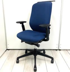 背のカーブを変えられる新感覚のオフィスシーティング！】■オカムラ　シルフィーチェア　可動肘付　ブルー　ハンガー付　※肘が擦れているためお安く！【A01056892】