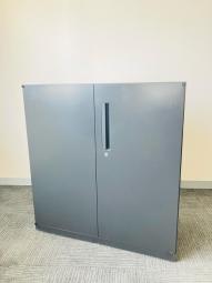 【シックなブラックの両開き書庫！A4ファイルも楽々収納できます！】■ウチダ(UCHIDA）製　HSシリーズ　両開き書庫　ローキャビネット　H950㎜　■本体：ブラック　　■シリンダー錠 オフィスバスターズ　水戸サテライト　水戸市、日立市、ひたちなか市、鹿嶋市、神栖市、牛久市、古河市、結城市、東海村、つくば市