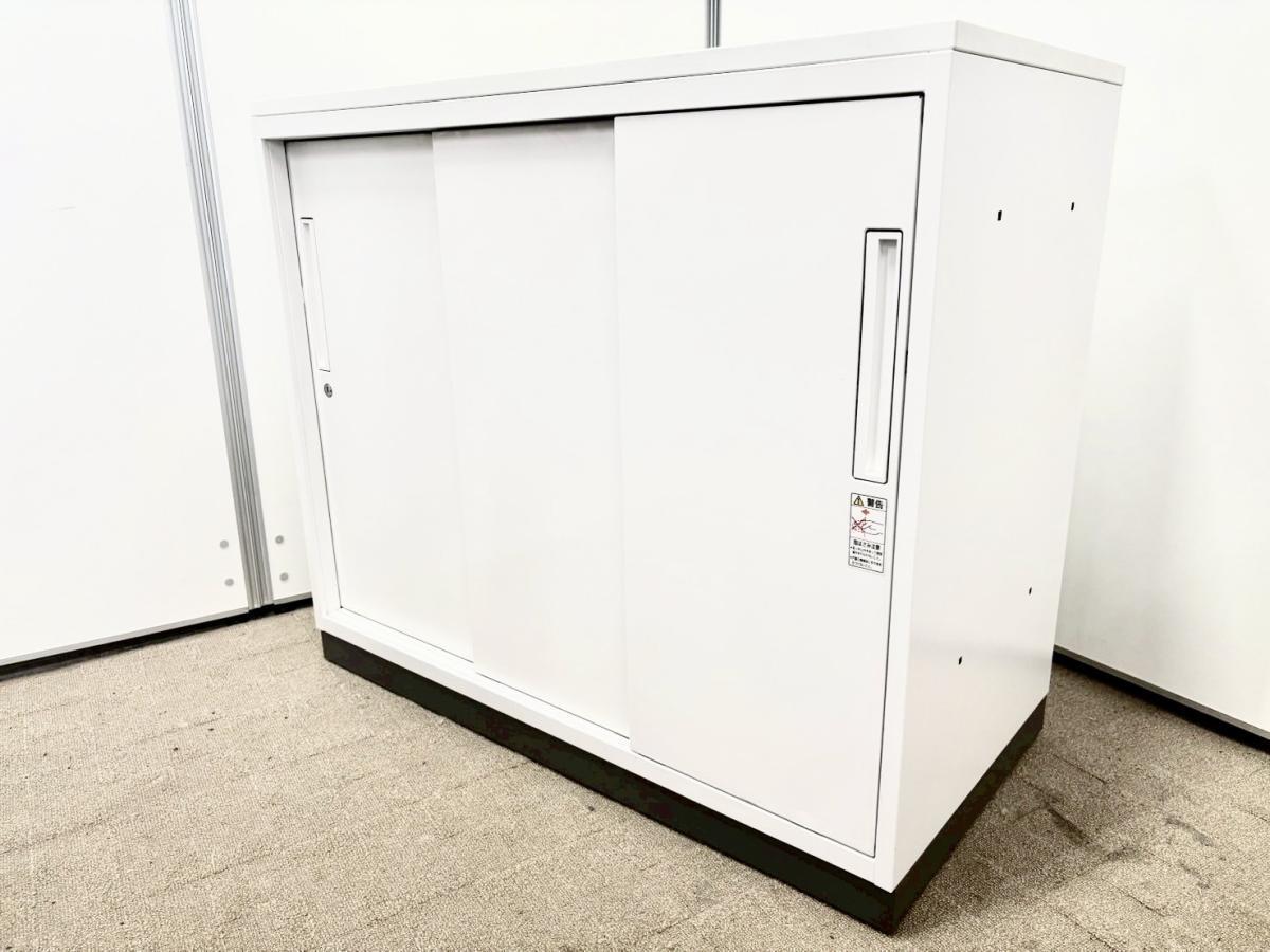 窓下のデットスペースに最適なキャビネット入荷しました！使い勝手抜群でおすすめの3枚引き戸書庫！
■コクヨ/エディア/本体：ホワイト　天板：ホワイト　オフィスバスターズ　水戸サテライト　水戸市、日立市、ひたちなか市、鹿嶋市、神栖市、牛久市、古河市、結城市、東海村、つくば市
                        エディア
                                    中古
            