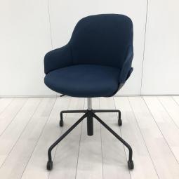 【長時間の着座をしっかりサポート！リビングライクなデザインとワーク機能を両立したチェア】/オススメ(おすすめ) /人気商品【弊社使用欄：A01057975】■コクヨ（KOKUYO）製　リーテ（Liite）シリーズ　肘付　ミーティングチェア　キャスター付　■ブルー/4本脚ブラック