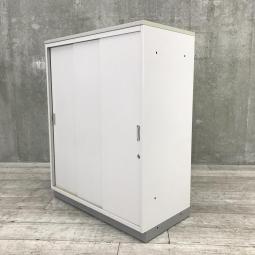 【スライド式なので開閉スペースに困りません！人気の３枚引き戸書庫！】■イトーキ （ITOKI）製　シンラインシリーズ　引き違い書庫　ローキャビネット　3枚引き戸　H1120㎜　■シリンダー錠　■グレー