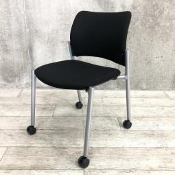【打ち合わせスペースや休憩スペースに！】■オカムラ（okamura）製　8147シリーズ　スタッキングチェア　■ブラック　■キャスター付き