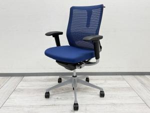 【機能性抜群の人気チェア！自然な姿勢をサポートするアンクルチルトリクライニング搭載！】■オカムラ(okamura)製　コーラルチェア（Choral）　肘付ミドルバックチェア　背面メッシュ　■ランバーサポート・コートハンガー付き　■ブルー×ブラックシェル