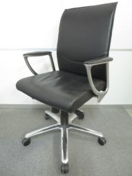 【重厚感のある会議用・役員用にオススメの革張りチェア！】■オカムラ製　エグゼクティブチェア　肘付　ブラック　※一部擦れありのためお安く！