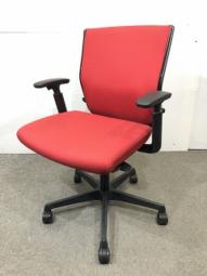 【スタンダードクラスで人気上位の快適チェア！】■オカムラ　エスクードチェア　可動肘付　レッド　■人間工学に基づいた確かな座り心地！長時間のデスクワークにもオススメ！【OKAMURA　ESCUDO】