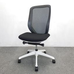 【包み込まれるような優しい座り心地！】■オカムラ　シルフィーチェア　ブラック　ホワイトフレーム　前傾チルト機能付　■背のカーブを変えられる新感覚のオフィスシーティング！【Okamrua　Sylphy】★