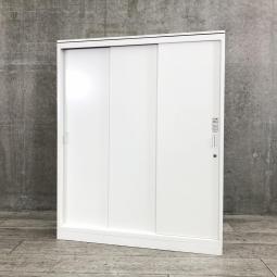 【開閉スペースがいらないので省スペースに最適！】 ■オカムラ（okamura）製　レクトラインシリーズ　ローキャビネット　引き違い書庫　■3枚引き戸タイプ　■シリンダー錠　■ホワイト