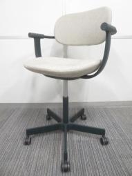 【働くと暮らすを越境！リビングにもなじむ快適ワークチェア！】■イトーキ　バーテブラ03　肘付チェア　背・座面：エクリュベージュ　肘・脚：ダークグリーン【ITOKI　vertebra03】