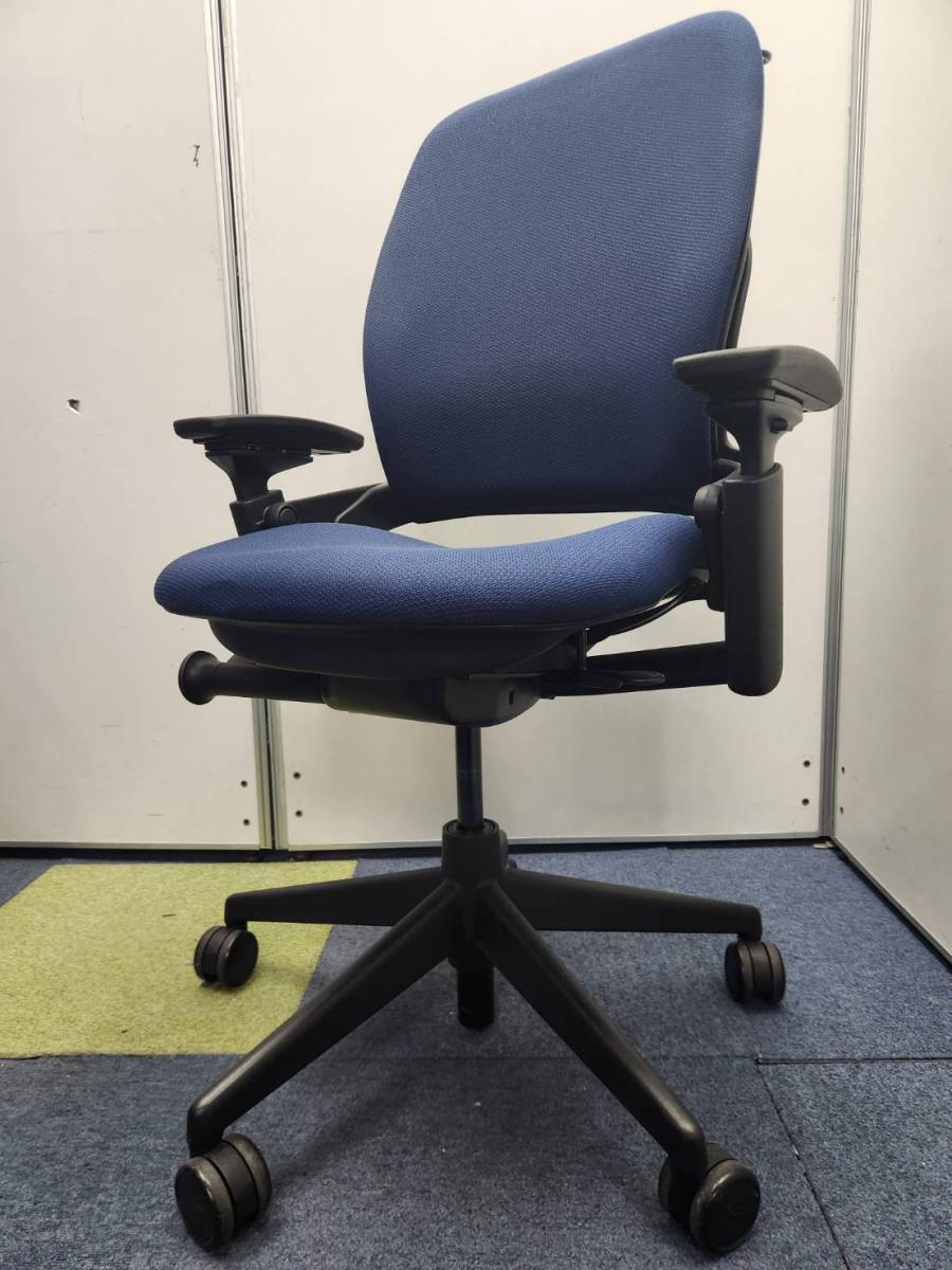 【訳アリ品】【人間工学や医学など様々な観点から座りやすさを追求したチェア！自然なカーブをキープし脊髄への負荷を軽減！】■スチールケース（Steelcase）製　リープV2シリーズ　ハイバック肘付　■可動肘　■ハンガー付　■ブルー
                        リープV2
                                    中古
            