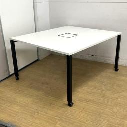 コクヨ　ワークフィット　ワークテーブル　フリーアドレスデスクとして利用可能　ホワイト天板×ブラック脚（キャスター）　空間を広く見せるオープン脚　1200×1400サイズ