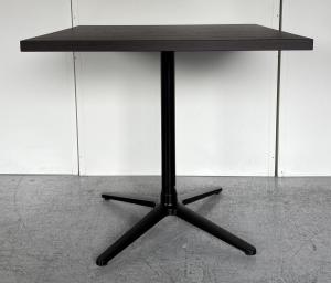 【西】【1台限定】【在庫入替品】【カフェ調のミーテイングルームなどにピッタリ！】■オリバー（oliver）製　ミーティングテーブル　正方形天板　W750㎜　■天板：ブラウン　脚：ブラック　 【机】【格安】【安い】【レイアウト変更】【模様替え】【福岡オフィス家具】【福岡中古家具】