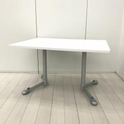 【デザイン性の高いオカムラ製のミーティングテーブル！キャスター付きでレイアウト変更もしやすい！】■オカムラ（okamura）製　■アクティアフェロー　ミーティングテーブル　■キャスター付き　■W1200×D900×H720㎜　■ホワイト　【弊社使用欄：A01058894】