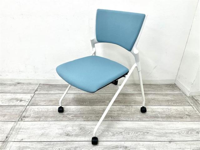 【定価約6万円】【長時間の作業でも疲労感を抑えてくれるペンディングシート使用!】■イトーキ/マノスチェア ■ネスティングチェア ■背座ライトブルー/ホワイトシェル ■キャスター付