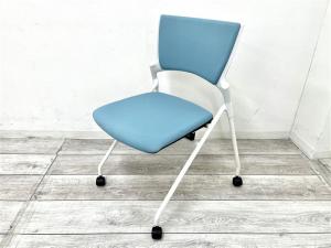 【定価約6万円】【長時間の作業でも疲労感を抑えてくれるペンディングシート使用！】■イトーキ/マノスチェア　■ネスティングチェア　■背座ライトブルー/ホワイトシェル　■キャスター付