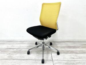 【定価約18万円】【満足度の高い座り心地！上質なクッション！機能性も充実！】■オカムラ/コーラル　■肘無ミドルバックチェア　■背イエロー×座ブラック　■背メッシュ