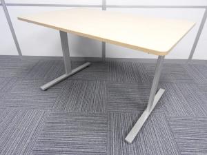 【スタンダードなデザインで使いやすい！】■イトーキ製　ミーティングテーブル　W1200×D750mm　ナチュラル木目　■足元スッキリ！Ｔ字脚デザイン！