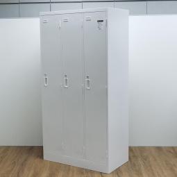 ★コクヨ製　LK　ホワイト　W900xD515xH1790サイズ　シリンダー錠　ゆとりのある収納スペース！　衣類や個人の荷物の管理に！　ロッカー　3人用更衣ロッカー！！