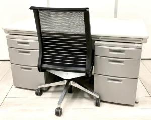 【外部倉庫在庫品】【セット商品（デスク×1台、ワゴン×2台+
チェア×1脚）】【使い勝手の良い３段収納の疑似両袖机！】上長席/役員席　大人気／定番　◆Okamura／オカムラ　◆SD-V／エスディーブイ ※横浜本店撮影画像※【AO】