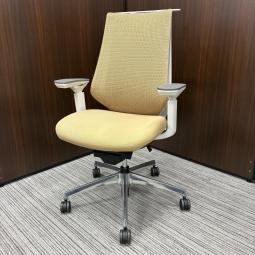 【2脚限定！大人気のベージュカラー！】コクヨ製　デュオラ　ベージュ　ホワイトフレーム　肘付き　ハイバック　背面メッシュ　樹脂脚　アジャスタブル※可動肘　二重フレーム構造がもたらすしなやかで美しい背もたれ機能！　簡易操作で自分に合った姿勢をサポート！　肘付きハイバックチェア！！