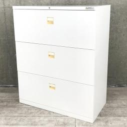 【大きく開いて収納物が見やすく、収納力も抜群！どの空間でも使いやすいホワイトカラー！】■オカムラ(okamura)製　3S書庫シリーズ 　3段ラテラル　ローキャビネット　W900×D450㎜　■シリンダー錠　■ホワイト　※取手日焼け有【AD】