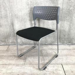【定価約3万円】【シンプルで使いやすい！ブラックカラーのスタッキングチェア】■アイコ(AICO)製　スタッキングチェア　背ヌード　■クローズ脚　■背面：グレー　座面：ブラック【AD】