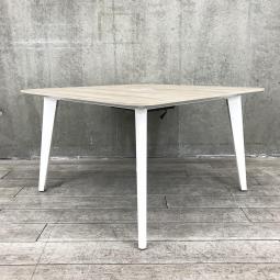 【カフェのようなオシャレな空間を演出！リフレッシュスペースなどにもお勧め！】■オカムラ（okamura）製　ライブス（Lives）シリーズ　ミーティングテーブル　W1200㎜　■電源タップ付き　■天板：木目ナチュラル/4本脚：ホワイト