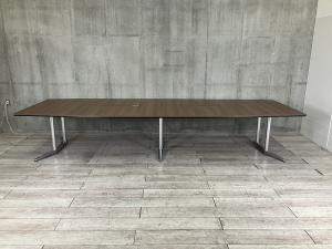 【幅4000㎜の広々テーブル！ワンランク上のカンファレンス空間を演出！】■オカムラ(okamura)製　ラティオⅡ(RATIOⅡ)シリーズ　ミーティングテーブル　会議用　W4000×D1200㎜　■舟形　■4枚天板　■配線口　■木目調ブラウン/ポリッシュ脚