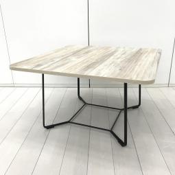 【カフェのようなオシャレな空間を演出！木目天板の角テーブル入荷！】■オカムラ(okamura)製　ライブス(Lives)シリーズ　角テーブル　W900×H520㎜　■天板：木目ナチュラル×ブラック脚(針金脚)　【リフレッシュスペース・給湯室などにお勧め！】