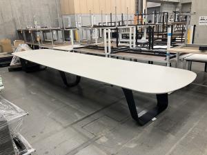 【希少！コミュニケーションの輪を広げるワークキャリアーシリーズの大型テーブル！】■オカムラ(okamura)製　ワークキャリアー(WORK CARRIER)シリーズ　大型テーブル　会議用　リフレッシュスペース　W6000㎜　■5枚天板　■天板：グレー/脚：ブラック