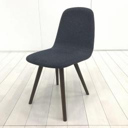 【おしゃれなミーティングチェア！リフレッシュスペースやご自宅のダイニングにもマッチ！】■オカムラ(okamura)製　L114シリーズ　Rタイプ　ミーティングチェア　ダイニングチェア　クッションタイプ　■木製4本脚　■インディゴブルー　 オフィスバスターズ　水戸サテライト　水戸市、日立市、ひたちなか市、鹿嶋市、神栖市、牛久市、古河市、結城市、東海村、つくば市