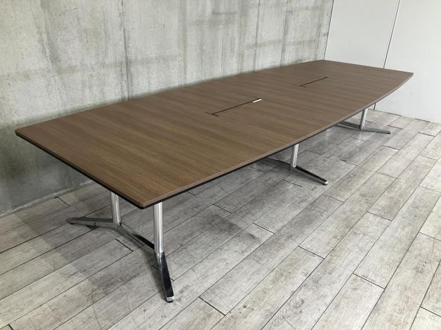 【幅4000㎜の広々テーブル!ワンランク上のカンファレンス空間を演出!】■オカムラ(okamura)製 ラティオⅡ(RATIOⅡ)シリーズ ミーティングテーブル 会議用 W4000×D1200㎜ ■舟形 ■4枚天板 ■配線口 ■木目調ブラウン/ポリッシュ脚 オフィスバスターズ 水戸サテライト 水戸市、日立市、ひたちなか市、鹿嶋市、神栖市、牛久市、古河市、結城市、東海村、つくば市