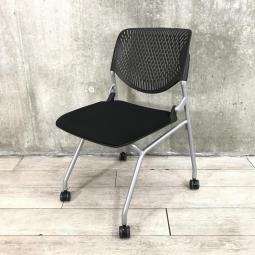 【人気のブラックカラー！オカムラ製のネスティングチェア！！】オカムラ　ルナ　ブラック　ネスティングチェア　ミーティング　会議　来客　待合　中古　九州最大級　《オフィスバスターズ福岡博多店は、福岡を拠点として、日本全国へ中古オフィス用品・オフィス家具を提供しております》